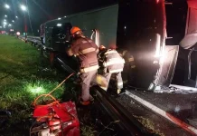 Ônibus em excesso de velocidade tomba na Fernão Dias e deixa mulher morta, em Vargem (SP) Ônibus em excesso de velocidade tomba na Fernão Dias e deixa mulher morta, em Vargem (SP)