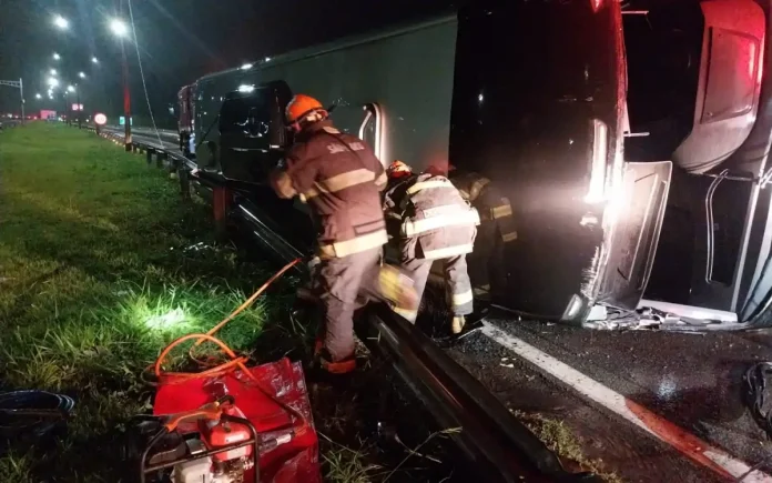 Ônibus em excesso de velocidade tomba na Fernão Dias e deixa mulher morta, em Vargem (SP) Ônibus em excesso de velocidade tomba na Fernão Dias e deixa mulher morta, em Vargem (SP)