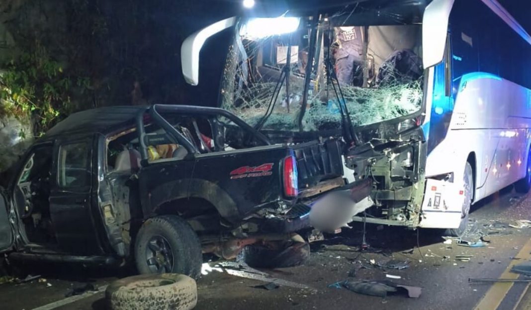 Acidente entre ônibus e camionete na BR-470/SC deixa 2 mortos e 10 feridos