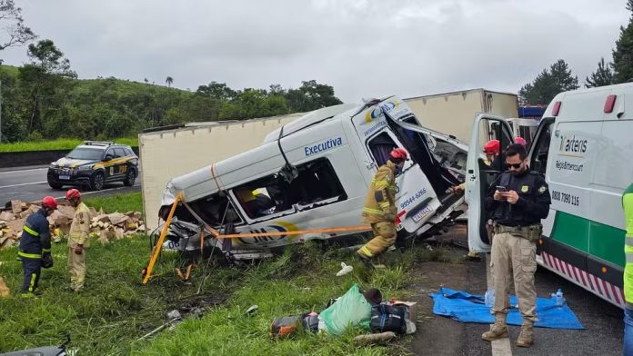 Suspeitos são presos por roubo de caminhão-baú do acidente com 6 mortes na BR-116/PR Suspeitos são presos por roubo de caminhão-baú do acidente com 6 mortes na BR-116/PR