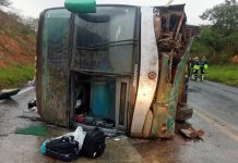 Idoso morre e 11 pessoas ficam feridas em tombamento de ônibus na BR-116/BA Idoso morre e 11 pessoas ficam feridas em tombamento de ônibus na BR-116/BA