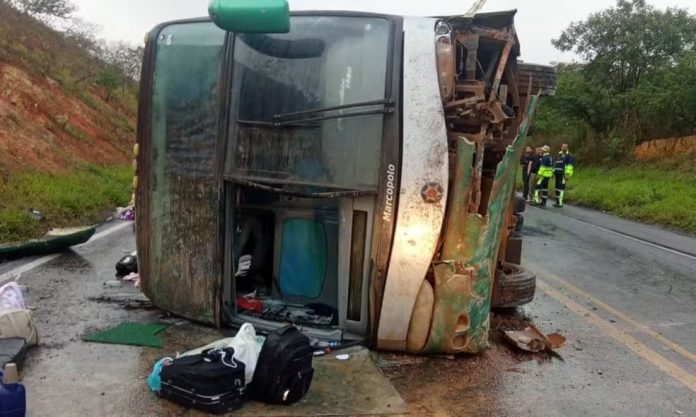 Idoso morre e 11 pessoas ficam feridas em tombamento de ônibus na BR-116/BA Idoso morre e 11 pessoas ficam feridas em tombamento de ônibus na BR-116/BA