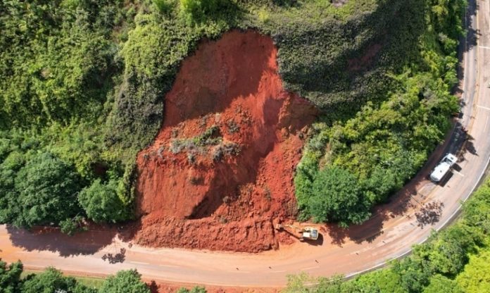 Queda de barreira na SP-055 interdita parcialmente a via, que opera no 'Pare-e-Siga'
