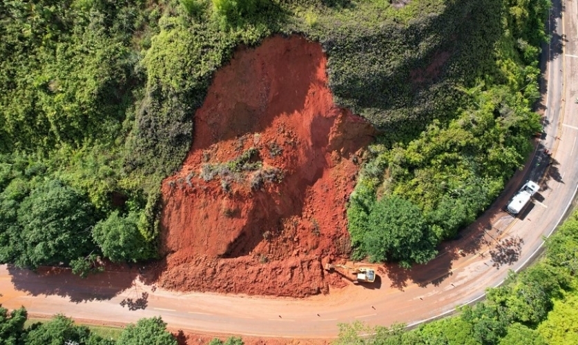 Queda de barreira na SP-055 interdita parcialmente a via, que opera no ‘Pare-e-Siga’