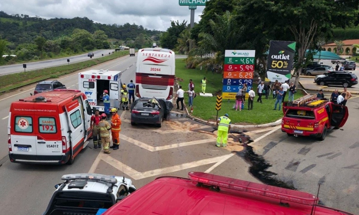 Acidente entre ônibus e carro na BR-262/MG deixa 1 morto e 1 ferido grave, em Florestal