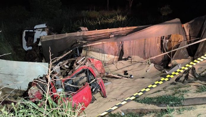 Acidente na BR-364/MT com carretas deixa dois mortos, em Várzea Grande Acidente na BR-364/MT com carretas deixa dois mortos, em Várzea Grande