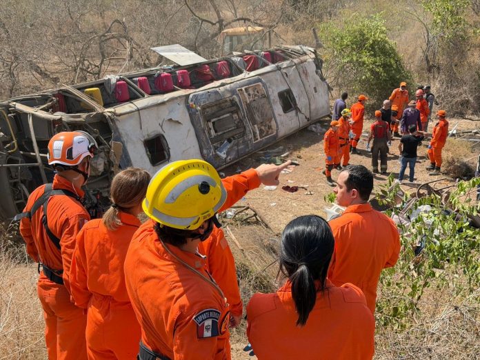 Ônibus com romeiros tomba na AL-220 e deixa 15 mortos, em São José da Tapera Ônibus com romeiros tomba na AL-220 e deixa 15 mortos, em São José da Tapera