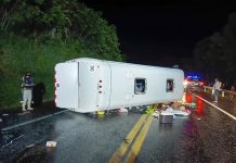 Ônibus tomba na BR-277/PR e deixa um morto e vários 21 feridos, em Irati Ônibus tomba na BR-277/PR e deixa um morto e vários 21 feridos, em Irati