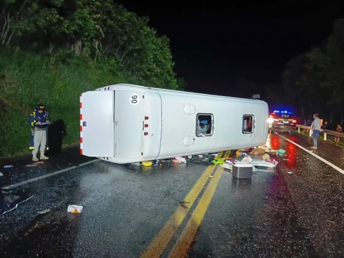 Ônibus tomba na BR-277/PR e deixa um morto e vários 21 feridos, em Irati Ônibus tomba na BR-277/PR e deixa um morto e vários 21 feridos, em Irati