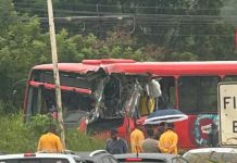 Ônibus colide em traseira de carreta na MG-424 e deixa feridos, em Pedro Leopoldo Ônibus colide em traseira de carreta na MG-424 e deixa feridos, em Pedro Leopoldo