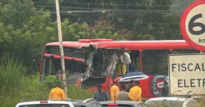 Ônibus colide em traseira de carreta na MG-424 e deixa feridos, em Pedro Leopoldo