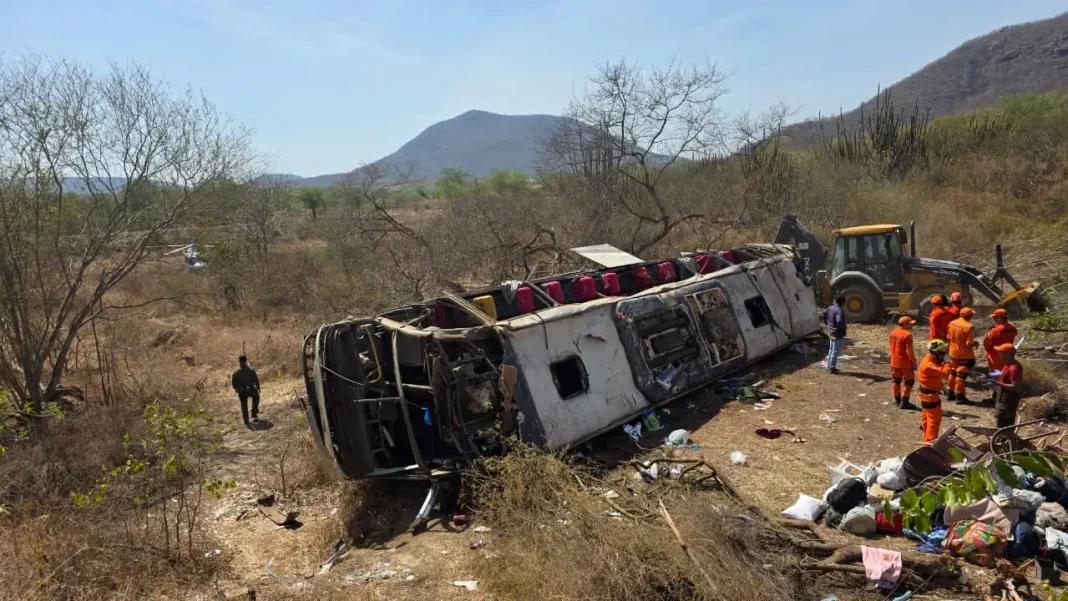 Sobe para 16 o total de mortos em acidente com ônibus clandestino na AL-220 Sobe para 16 o total de mortos em acidente com ônibus clandestino na AL-220