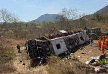 Sobe para 16 o total de mortos em acidente com ônibus clandestino na AL-220 Sobe para 16 o total de mortos em acidente com ônibus clandestino na AL-220