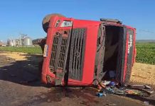 VÍDEO: Carreta tomba sobre carro na BR-452/GO e motorista morre esmagado VÍDEO: Carreta tomba sobre carro na BR-452/GO e motorista morre esmagado