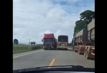 Ônibus irregular da Secretaria de Saúde de RO é flagrado em manobras perigosas na BR-364/RO Ônibus irregular da Secretaria de Saúde de RO é flagrado em manobras perigosas na BR-364/RO