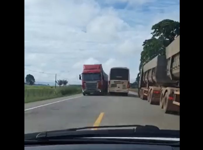 Ônibus irregular da Secretaria de Saúde de RO é flagrado em manobras perigosas na BR-364/RO