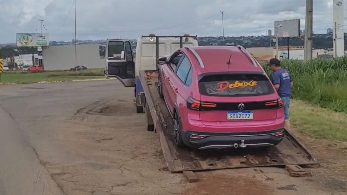 Carro com licenciamento vencido e condutor sem cinto são atuados na BR-060/GO Carro com licenciamento vencido e condutor sem cinto são atuados na BR-060/GO