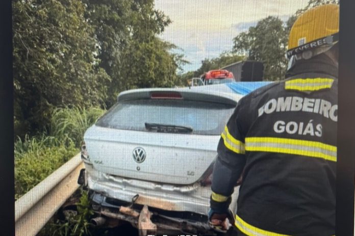 Acidente na BR-020/GO entre carreta e carro deixa casal morto, em Formosa Acidente na BR-020/GO entre carreta e carro deixa casal morto, em Formosa