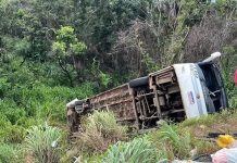 Ônibus que tombou na BR-153/TO, com uma morte e 16 feridos, tinha dezenas de multas