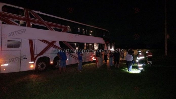 Ônibus da Reunidas Paulista sai da pista na Castello Branco (SP) e acaba no canteiro central Ônibus da Reunidas Paulista sai da pista na Castello Branco (SP) e acaba no canteiro central