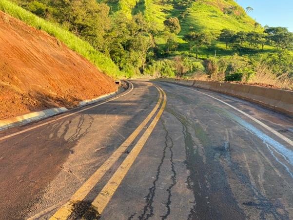 Chuvas fortes provocam erosão e interditam trecho de serra da SP-304, em Torrinha