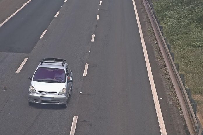 Câmeras inteligentes flagram mais de 18 mil infrações na Rodovia Governador Adhemar Pereira de Barros (SP-340) em apenas um ano. Câmeras inteligentes flagram mais de 18 mil infrações na Rodovia Governador Adhemar Pereira de Barros (SP-340) em apenas um ano.