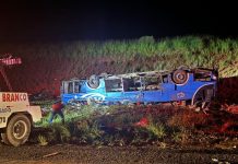 Ônibus tomba na BR-153/SP e deixa 6 mortos e mais de 40 feridos, em Marília Ônibus capota na BR-153/SP e deixa 6 mortos e mais de 40 feridos, em Marília