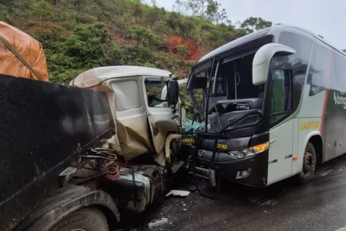 Carreta irregular bate de frente com ônibus da Saritur, na MGC-120, em Ferros Carreta irregular bate de frente com ônibus da Saritur, na MGC-120, em Ferros