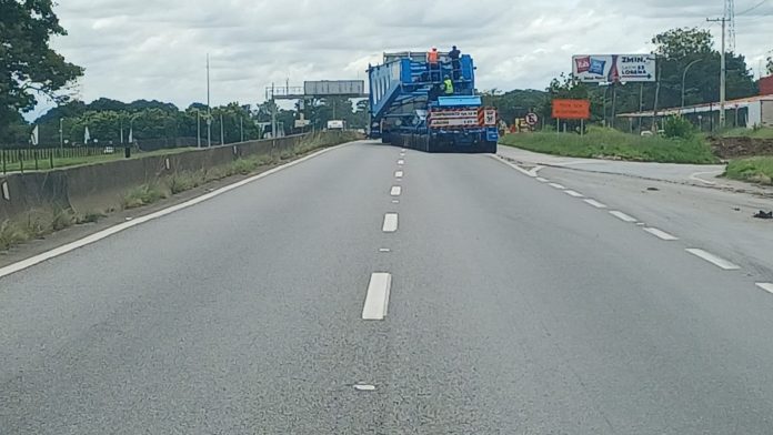 Carga especial retoma deslocamento na Via Dutra, a partir do km 58, em Arujá (SP) Carga especial retoma deslocamento na Via Dutra, a partir do km 58, em Arujá (SP)