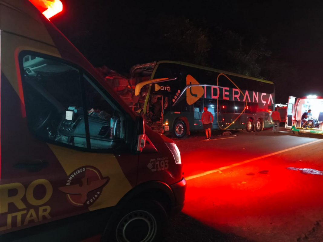 Acidente entre ônibus e carreta na BR-153/GO deixa 19 feridos, em S. Francisco de Goiás