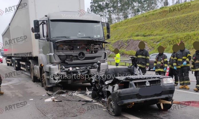 Acidente no Rodoanel Sul deixa 3 mortos e 1 ferido grave, em Itapecerica da Serra (SP)