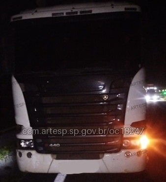 Pedestre morre atropelado por carreta e utilitário na SP-348, em Jundiaí