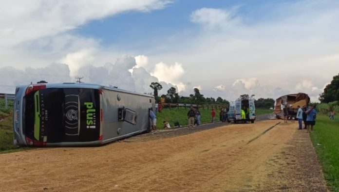 Ônibus e carreta batem na BR-277/PR e deixa feridos, em São Miguel do Iguaçu