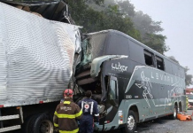 Ônibus com 16 multas por excesso de velocidade bate em traseira de caminhão e mata 1 na BR-381/MG Ônibus com 16 multas por excesso de velocidade bate em traseira de caminhão e mata 1 na BR-381/MGnibus na Fernão Dias deixa 1 morto, em Carmópolis de Minas