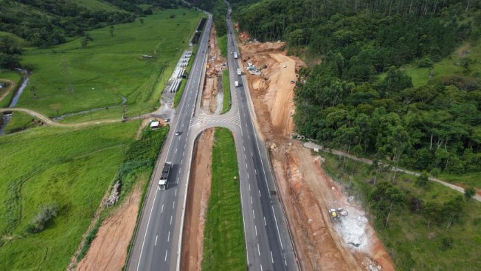 Rodovia BR-101/SC tem desvios de pistas, em Paulo Lopes (SC)