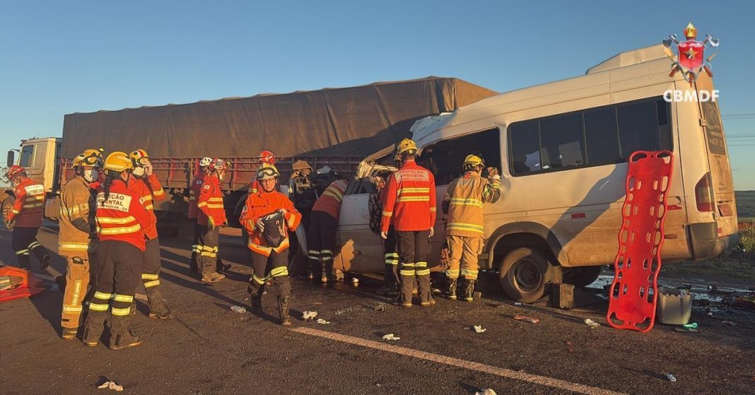 Van irregular colide na traseira de carreta e deixa 5 mortos na BR-020/GO, em Formosa