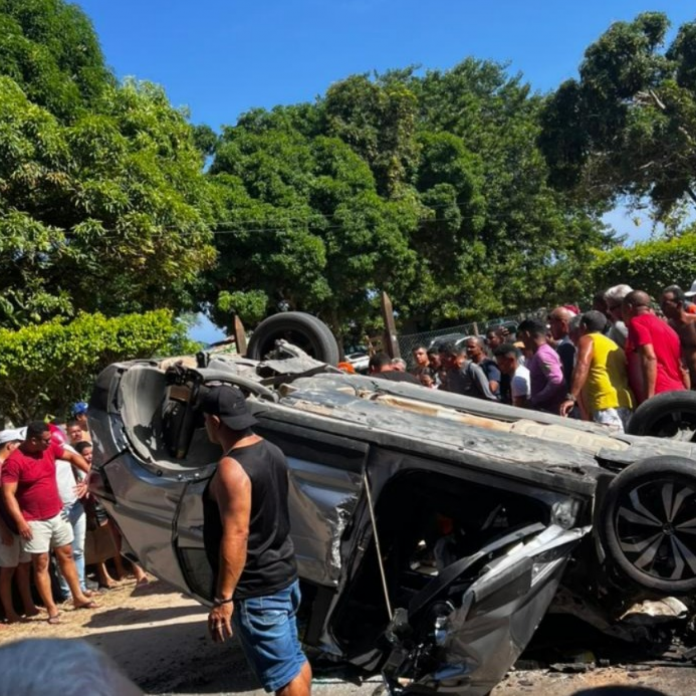 Colisão entre carro e ônibus na rodovia PE-060 deixa 1 morto e feridos Colisão entre carro e ônibus na rodovia PE-060 deixa 1 morto e feridos
