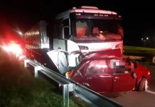 Acidente entre carretas e carro na BR-376/PR deixa mulher morta, em Ponta Grossa Acidente entre carretas e carro na BR-376/PR deixa mulher morta, em Ponta Grossa