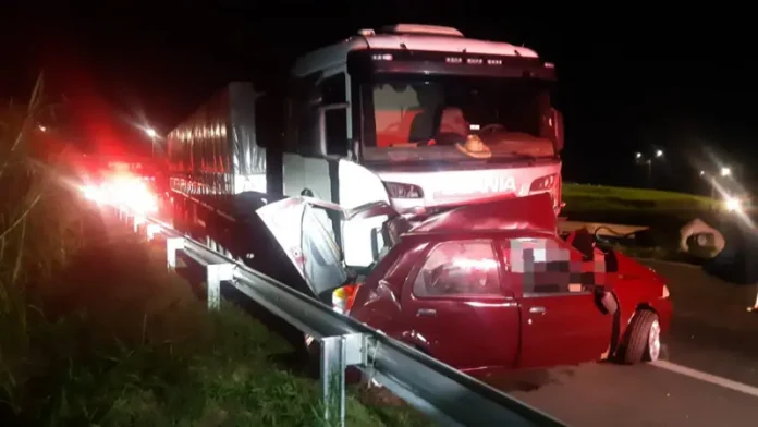 Acidente entre carretas e carro na BR-376/PR deixa mulher morta, em Ponta Grossa Acidente entre carretas e carro na BR-376/PR deixa mulher morta, em Ponta Grossa