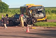 Acidente entre picape e ônibus deixa oito feridos na BR-272/PR Acidente entre picape e ônibus deixa oito feridos na BR-272/PR