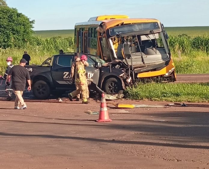 Acidente entre picape e ônibus deixa oito feridos na BR-272/PR Acidente entre picape e ônibus deixa oito feridos na BR-272/PR