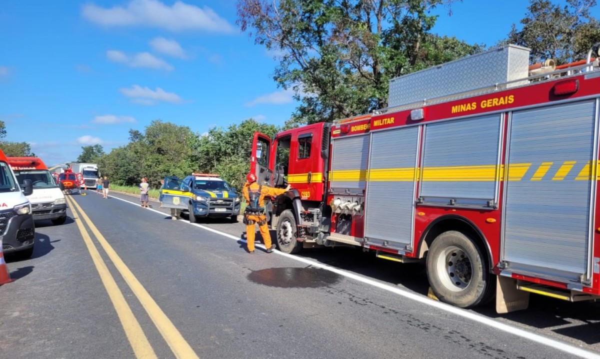 Acidente com ônibus na BR-251/MG deixa 2 mortos e 11 feridos, em Grão Mogol