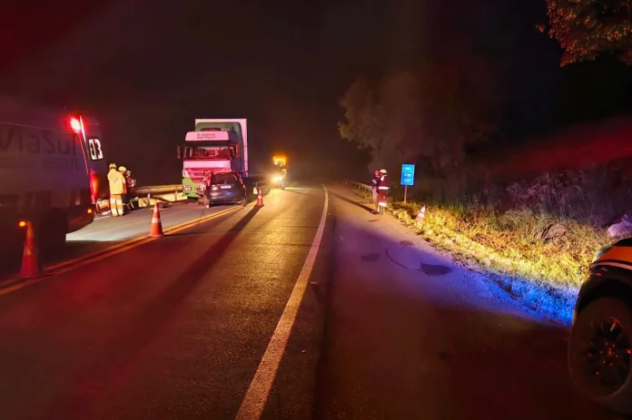 Acidente na BR-386/RS, entre carro e carreta, deixa dois homens mortos
