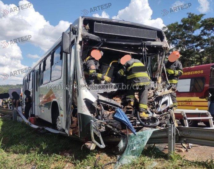 Ônibus da Jandaia bate em caminhão na Raposo Tavares (SP-270) e deixa 13 feridos