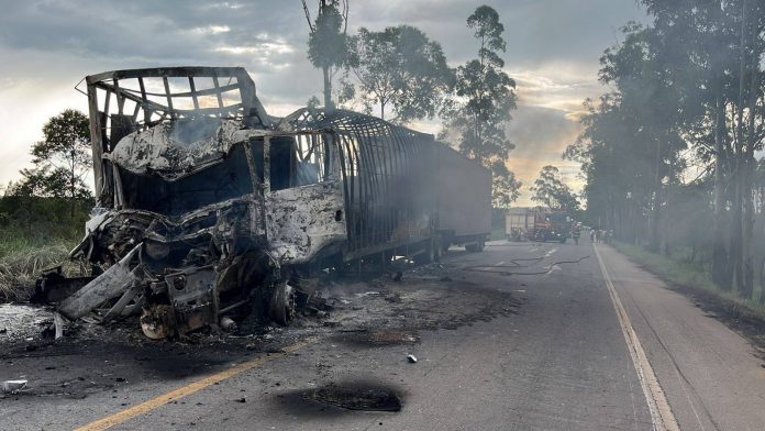 Caminhoneiros morrem em colisão frontal na BR-251/MG, em Salinas