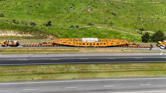 Transformador gigante trafega pela Ayrton Senna e Tamoios rumo ao Porto de São Sebastião