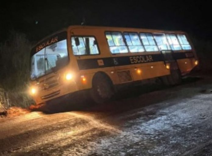 Ônibus escolar cai em valeta na TO-404 e assusta estudantes, no Bico do Papagaio