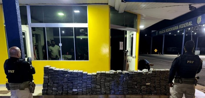Caminhoneiro é preso na rodovia BR-153, em Guaraí (TO), com 500 quilogramas de cocaína escondidas em caminhão.