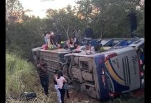 Acidente com ônibus na BR-251/MG deixa 2 mortos e 11 feridos, em Grão Mogol Acidente com ônibus na BR-251/MG deixa 2 mortos e 11 feridos, em Grão Mogol