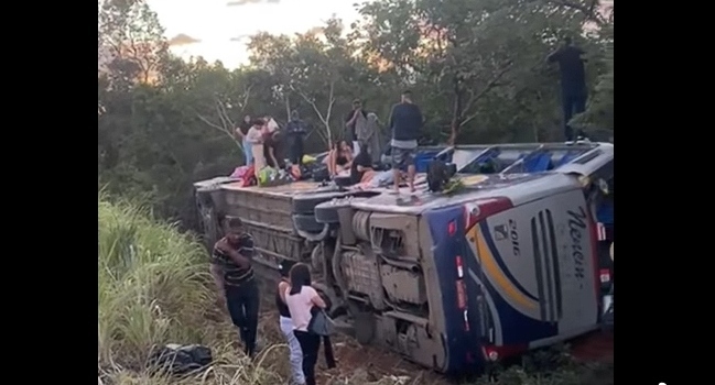 Acidente com ônibus na BR-251/MG deixa 2 mortos e 11 feridos, em Grão Mogol Acidente com ônibus na BR-251/MG deixa 2 mortos e 11 feridos, em Grão Mogol
